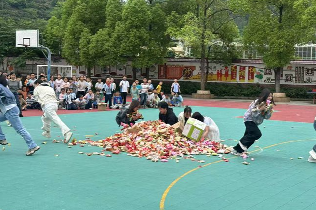 新晃方家屯完小：创意活动点燃六一欢乐时光