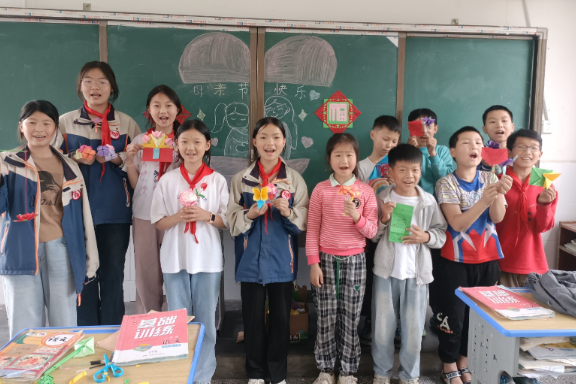 龙山县兴隆小学：非遗剪纸感恩母亲