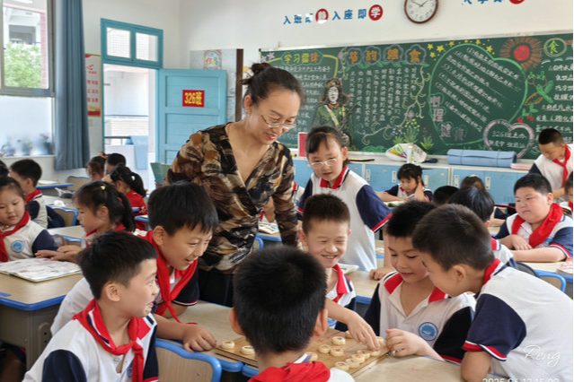 覃玲君：三十载“三心”育桃李