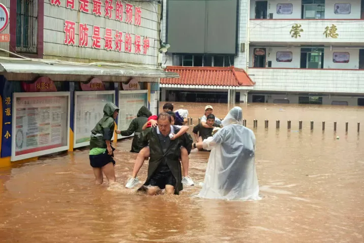 张家界桑植县澧源镇第一小学：教师齐心 校园抗洪一线的坚守 