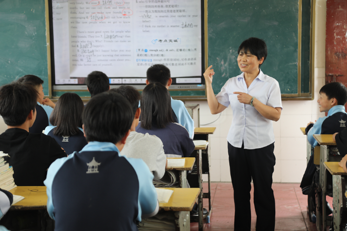 李叶群：三尺讲台写忠诚