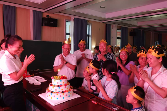 【耒阳站】超甜！金杯小学58位“寿星”教师集体庆生！