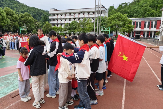 【慈利站】童心向队旗，高峰土家族乡中学少先队入队仪式见证成长