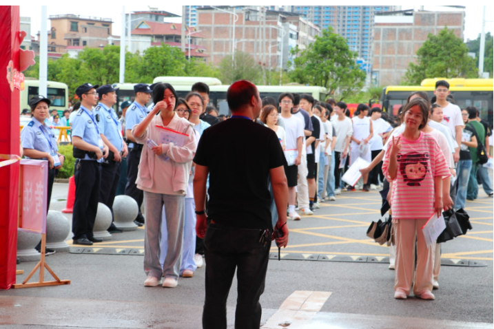 蓝山：暖心实事护航2465名学子逐梦考场