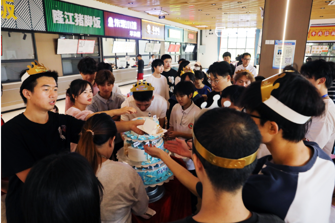 湖南科技学院：千名毕业生与师长共赴 "集体生日宴" 