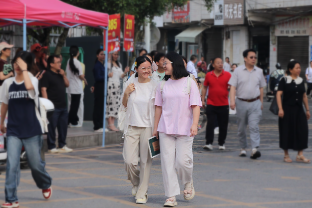 桂东县：自信入场，笑出考场，千余名学子完成首场考试