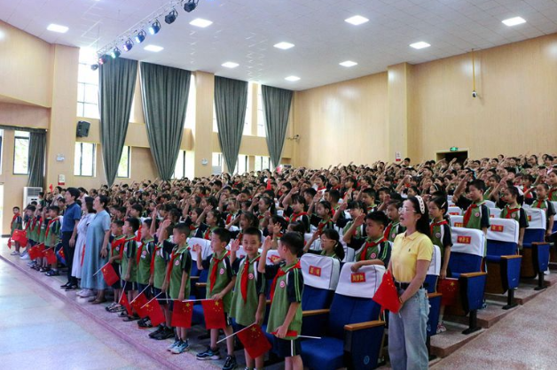 【鼎城区站】江南小学：师生共观阅兵式  爱国情怀满校园