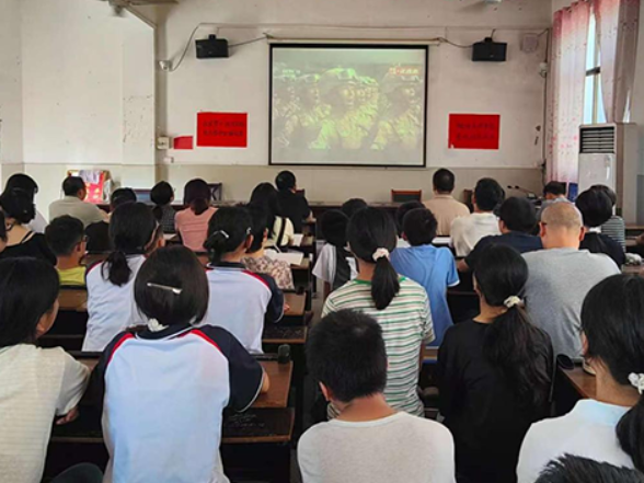 【衡阳县站】石口中学：师生收看九三阅兵直播，爱国情怀在心中激荡