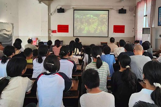 【衡阳县站】石口中学：师生收看九三阅兵直播，爱国情怀在心中激荡