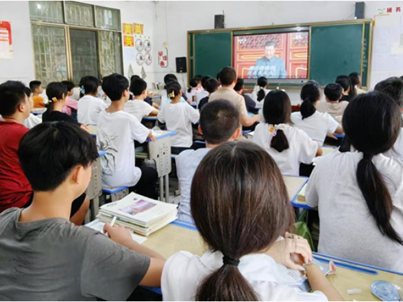 【衡阳县站】清潭中学：观看九三阅兵，传承抗战精神