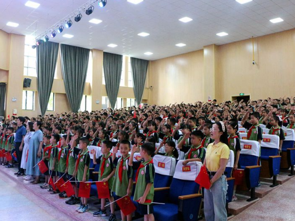 【鼎城区站】江南小学：师生共观阅兵式  爱国情怀满校园