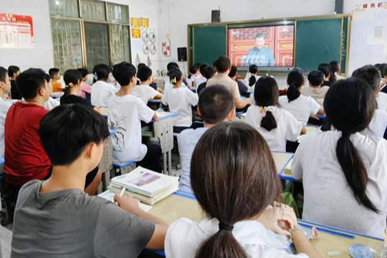 【衡阳县站】清潭中学：观看九三阅兵，传承抗战精神