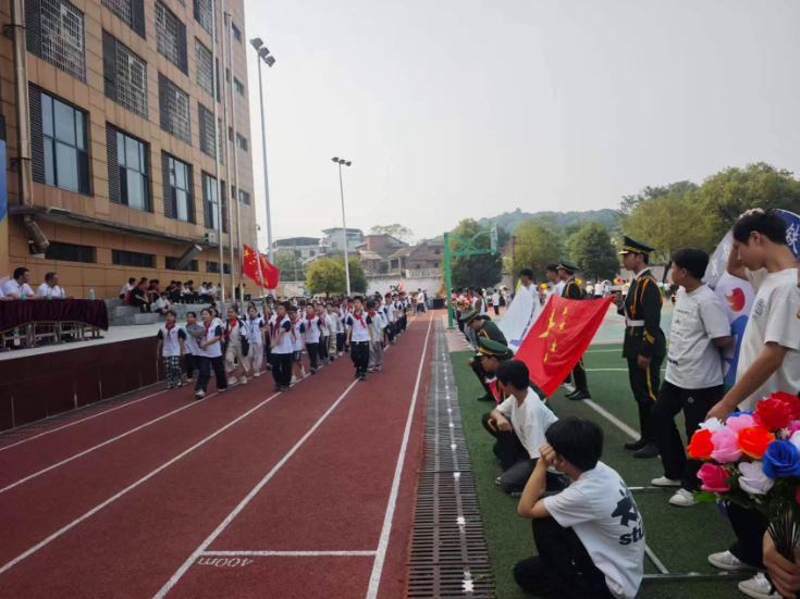 【耒阳站】方阵入场气势昂扬、赛场拼搏精彩纷呈，实验中学铁路园分校举行第十届健身校运会