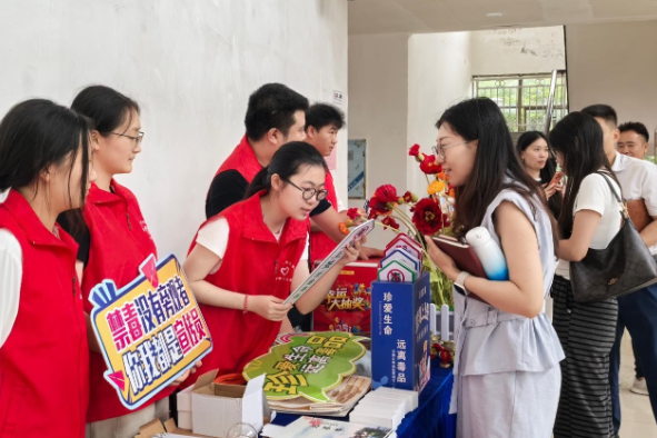 南华大学药学院携手石鼓区开展国际禁毒日科普宣传