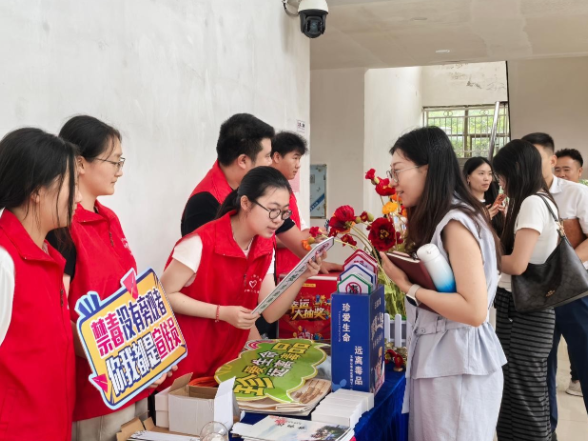 南华大学药学院携手石鼓区开展国际禁毒日科普宣传