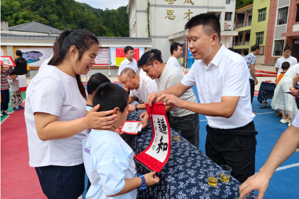 新晃中寨镇中心小学:教师手写卷轴赠新生,开启开学第一课