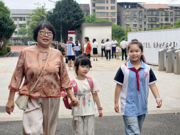 【衡南县站】芙蓉小学：大手牵小手，学长学姐护航萌新入学路