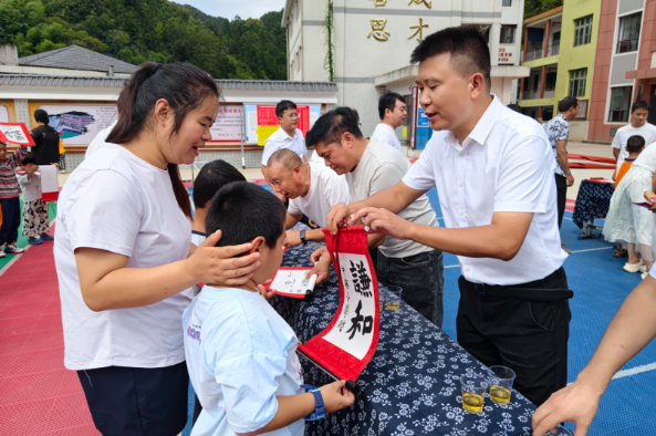 新晃中寨镇中心小学：教师手写卷轴赠新生，开启开学第一课