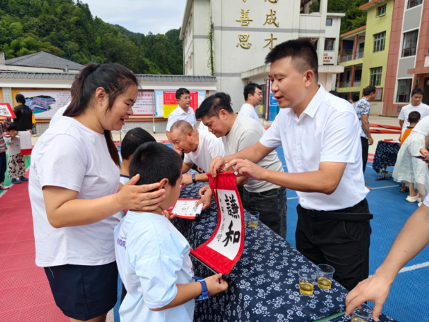 新晃中寨镇中心小学：教师手写卷轴赠新生，开启开学第一课