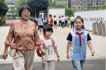 【衡南县站】芙蓉小学：大手牵小手，学长学姐护航萌新入学路