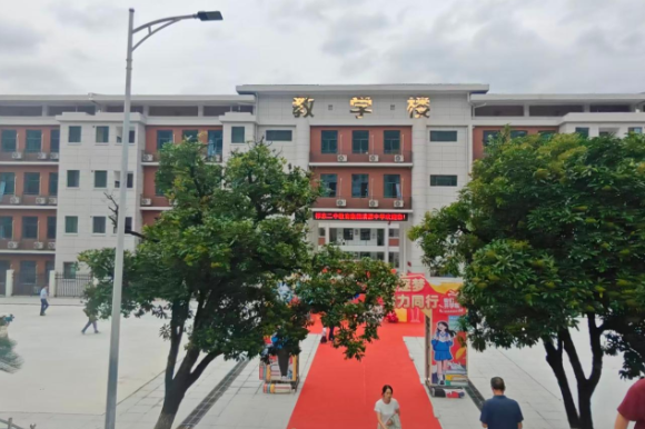 【祁东站】祁东二中教育集团清源中学：新教室里的新学期，老师更有劲头，学生更有奔头
