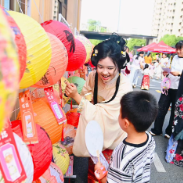 资阳区三益幼儿园：汉服萌娃持“银票”闯关，提前解锁中秋节的创意打开方式