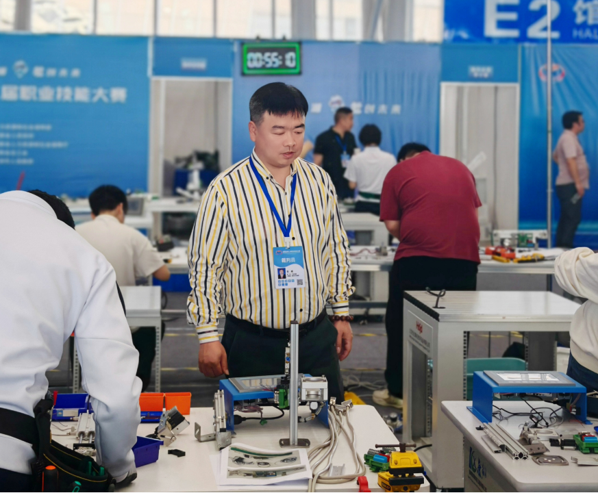 彭威执裁2024年世界职业院校技能大赛（中职组）装备制造赛道现代加工技术赛项.png