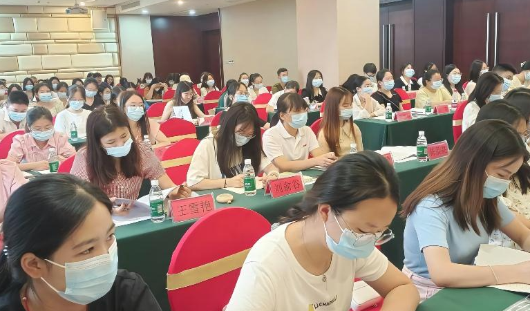 双峰：为新特岗教师缀牢“风纪扣”