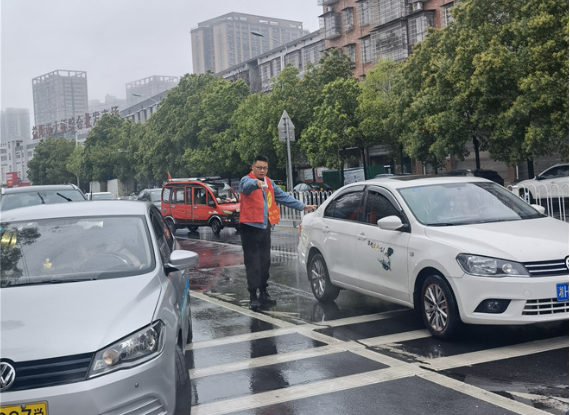益阳市人民路小学：风雨中的“红马甲”