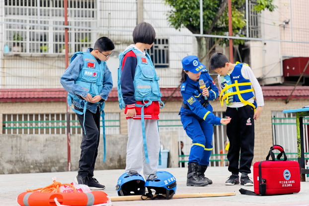 平江县汉昌学校：“蓝”朋友进校园宣讲防溺水知识