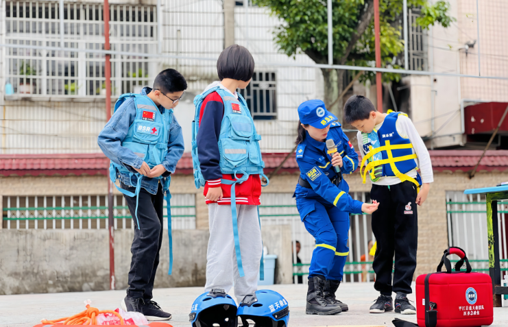 平江县汉昌学校：“蓝”朋友进校园宣讲防溺水知识