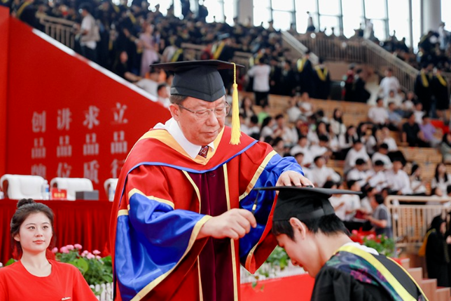 湖南信息学院：感恩时代，致敬青春，2023年毕业典礼暨学位授予仪式举行