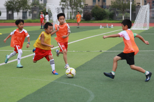 湘西州溶江小学：足球