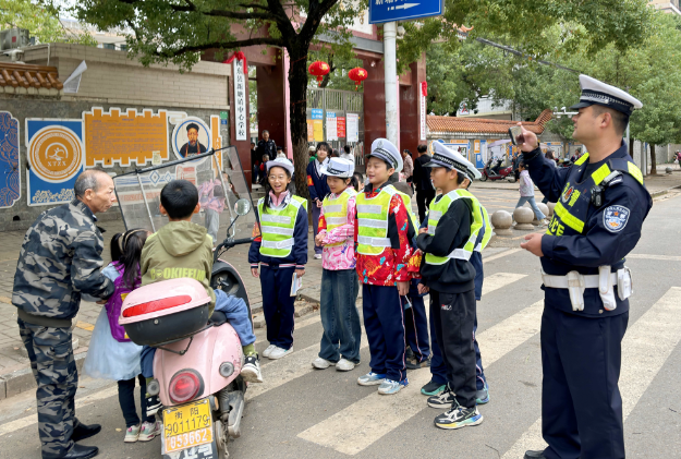 【衡东县站】新塘镇中心学校：小交警，大交警，校门口一道靓丽的风景