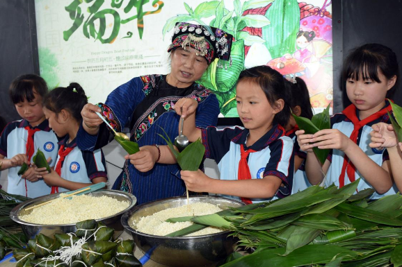 吉首市第三小学：“非遗”课程进校园 传统文化润童心