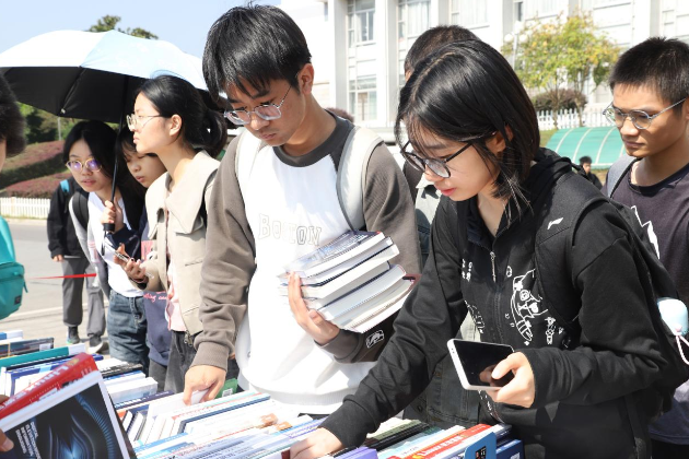 “闪”选“闪”借  湘潭大学书展提供便捷服务