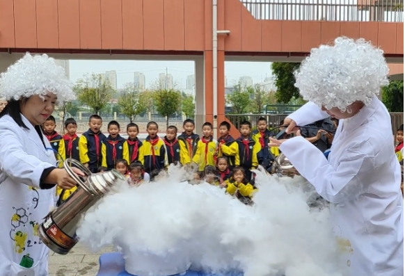 满足孩子们的好奇心！岳阳县城南小学上演“仙气飘飘”的科普实验小课堂