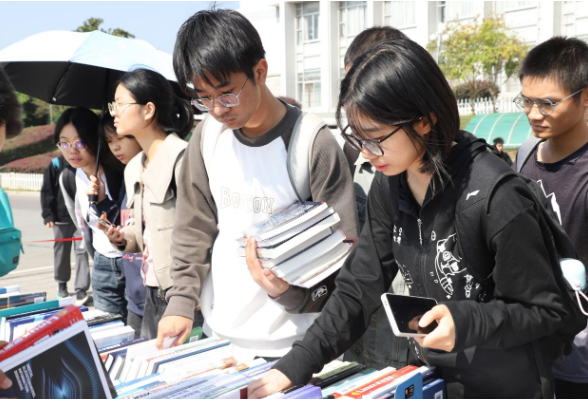 “闪”选“闪”借  湘潭大学书展提供便捷服务