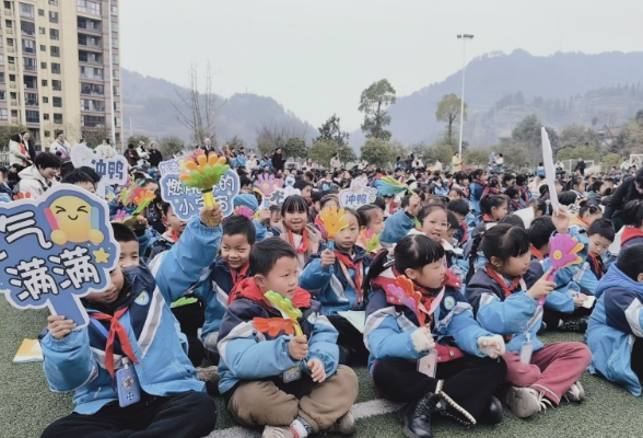 新晃兴隆明德小学：师生同台唱响明德之声