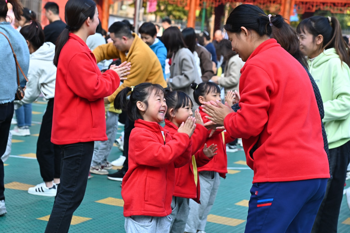 益阳市资阳区中心幼儿园：勇敢萌宝跃赛场  自信亲子乐无疆