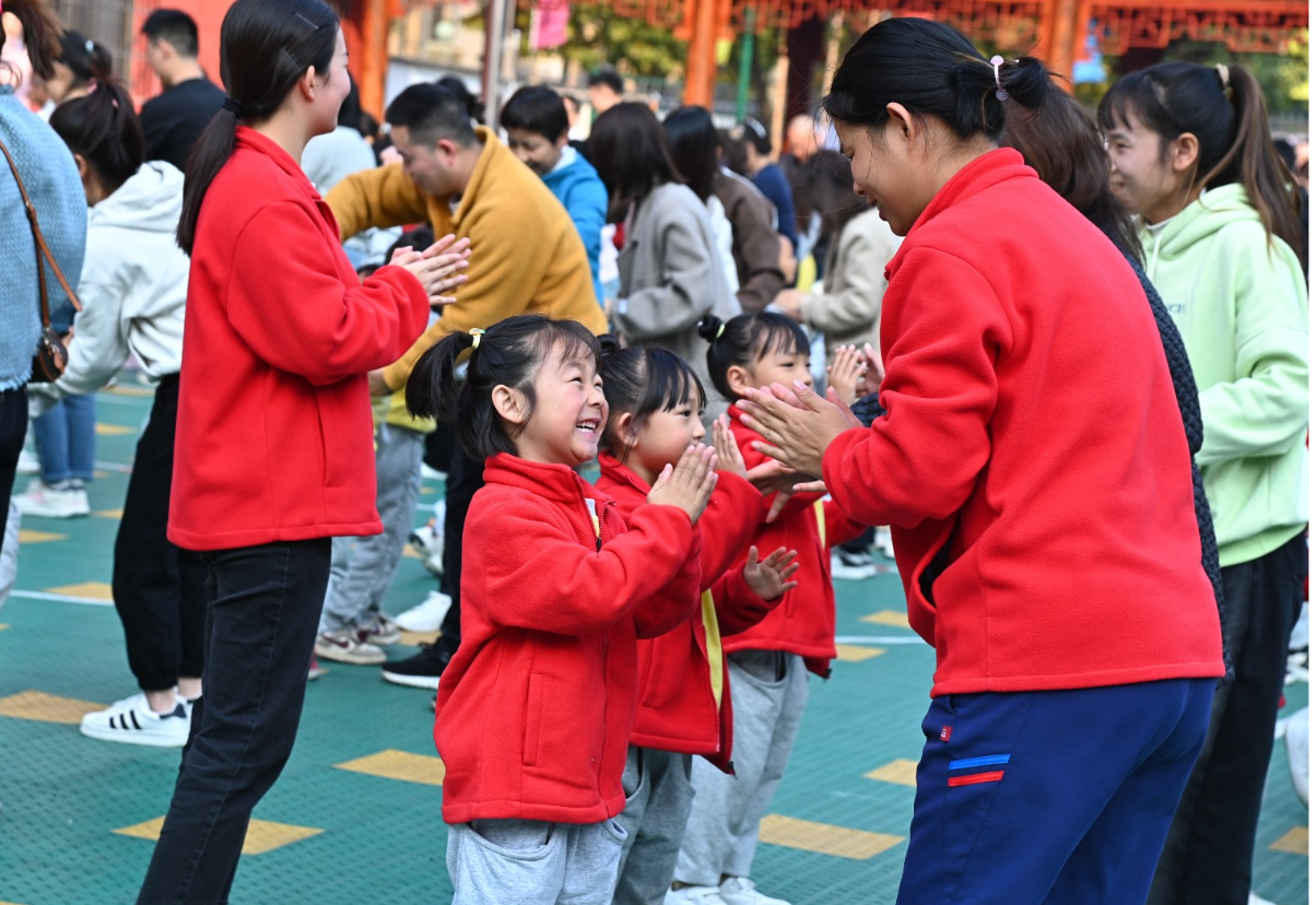 益阳市资阳区中心幼儿园：勇敢萌宝跃赛场  自信亲子乐无疆