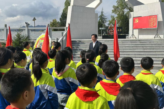 【新晃站】晃州镇第二完全小学：清明祭英烈，丰碑励童心