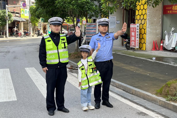 【慈利站】江垭镇中学：交通警察进幼儿园 携手共创“平安路”