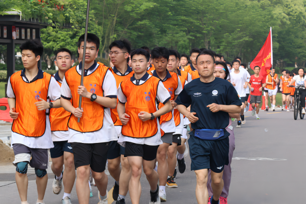 长沙县实验中学：千余名师生毅行10公里赴青春之约