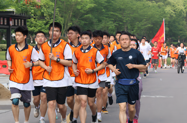 长沙县实验中学：千余名师生毅行10公里赴青春之约