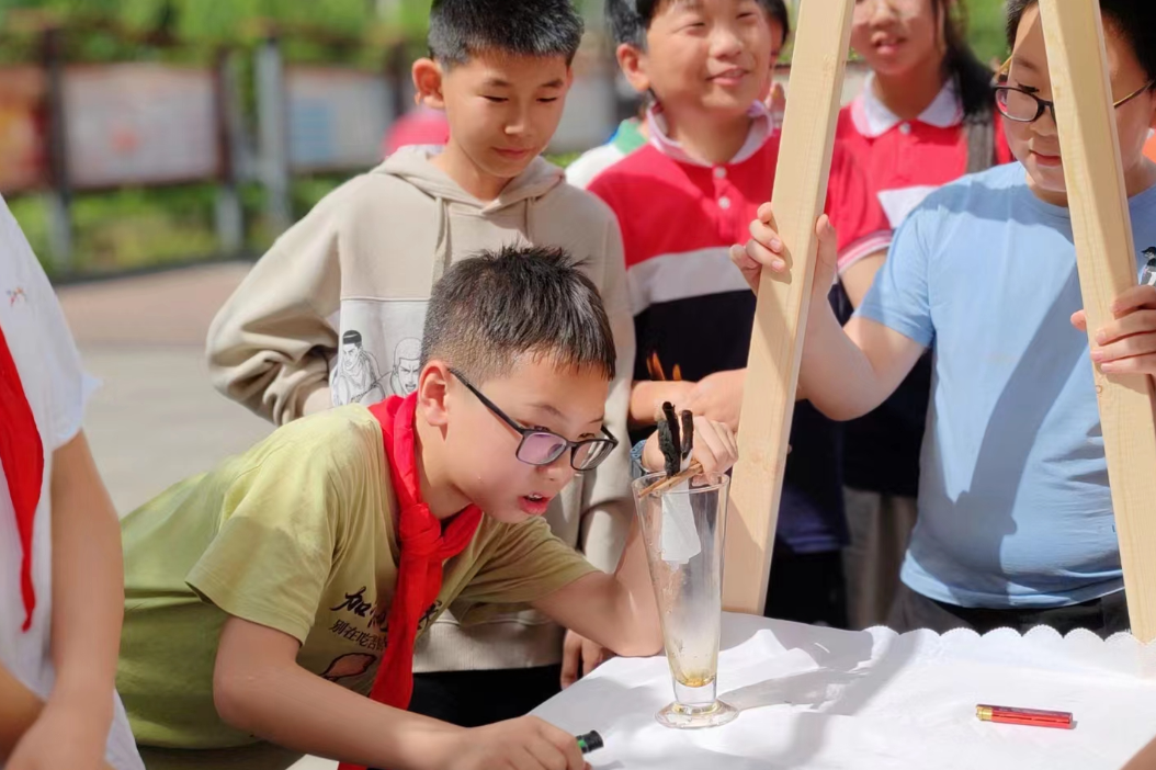 【读图】双峰湾田学校：校园享科学盛宴  指尖秀神奇实验