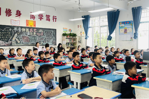 衡山县机关幼儿园：组织幼儿深入小学校园观摩