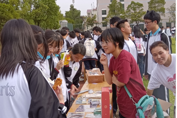 【资阳站】益阳市第六中学“跳蚤市场”火热开市