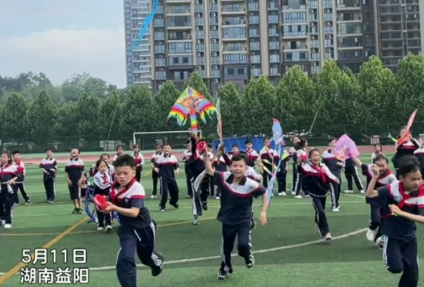  奔跑吧，少年！大课间一起放风筝