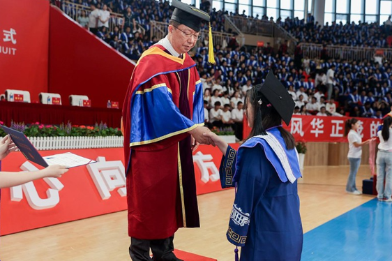 湖南信息学院举行2024年毕业典礼暨学位授予仪式